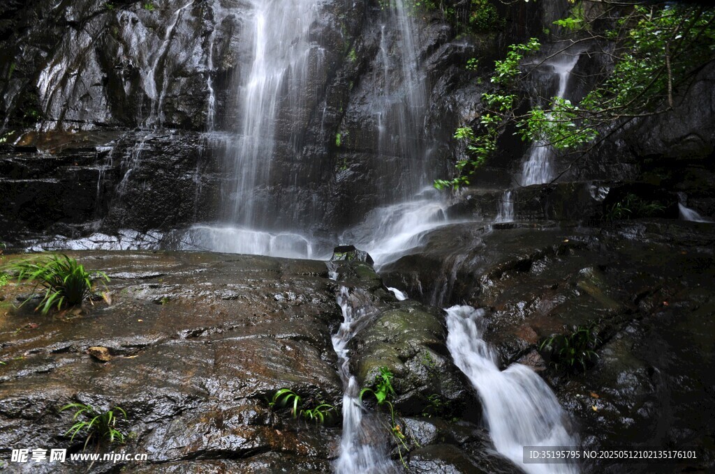 山间瀑布美景