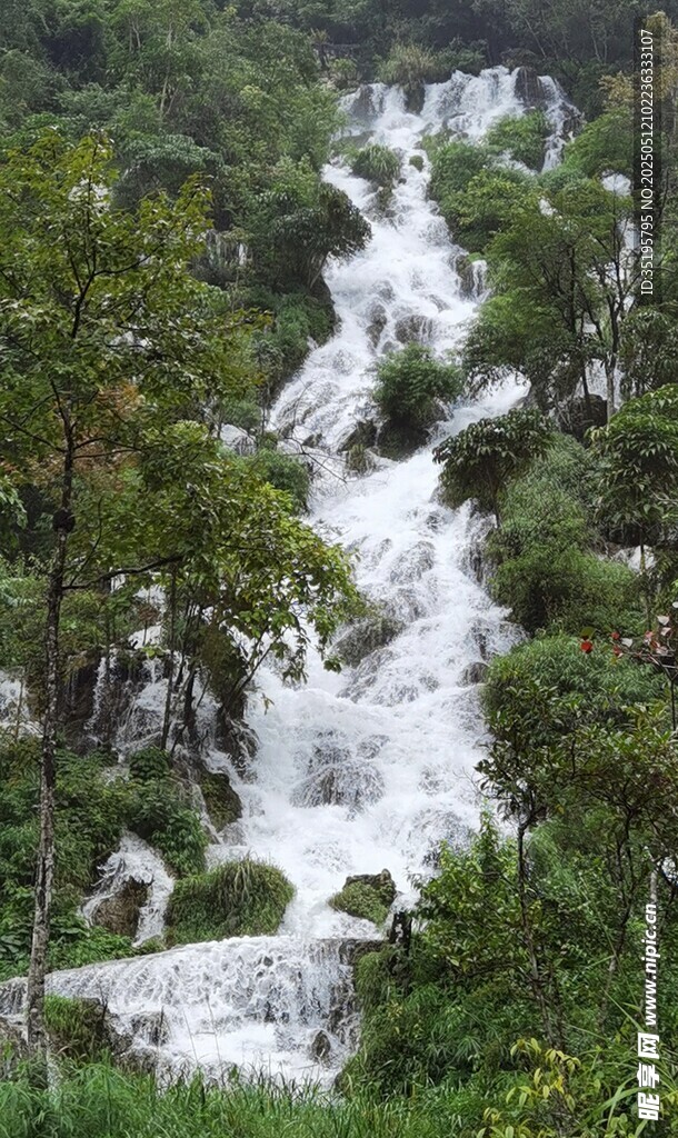 山间瀑布景观