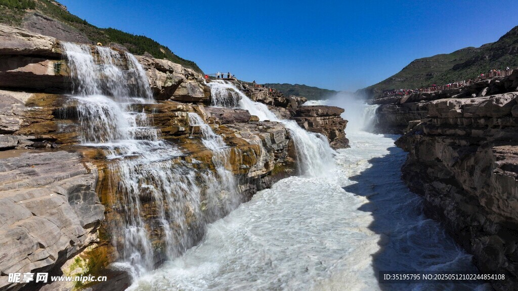山间壮丽瀑布景观