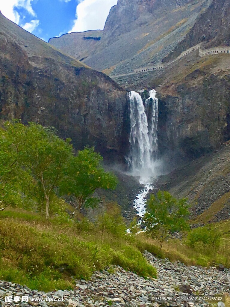 山间壮丽瀑布景观