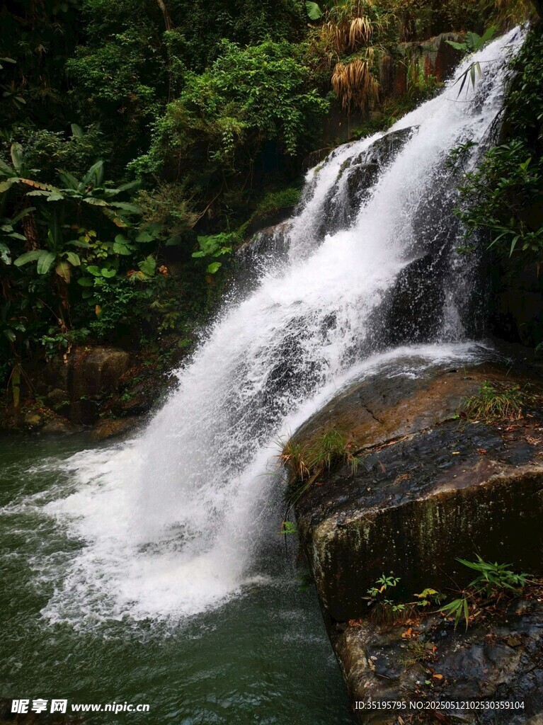 山间瀑布美景