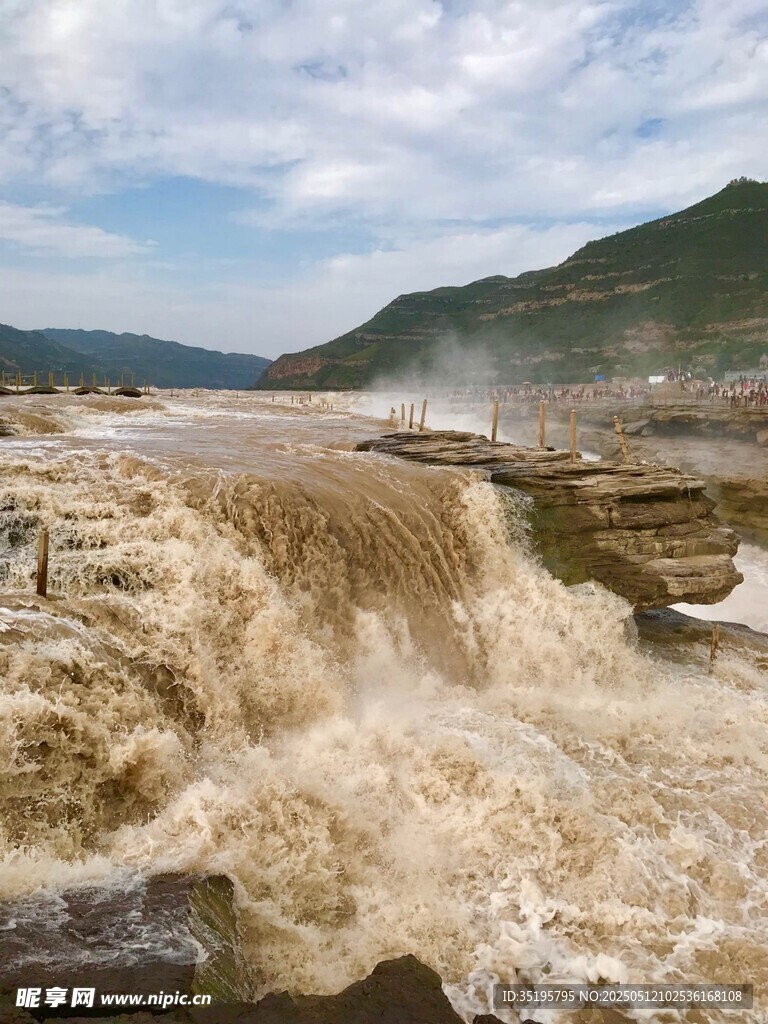 黄河壶口瀑布壮观景象