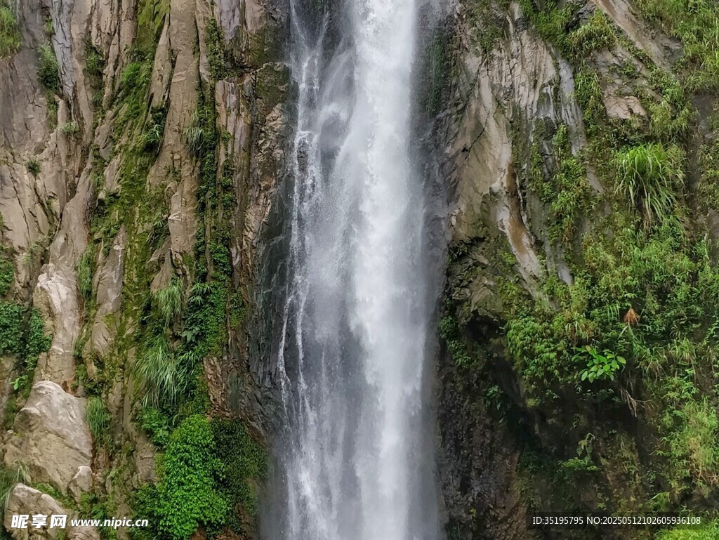 山间飞瀑 绿意环绕
