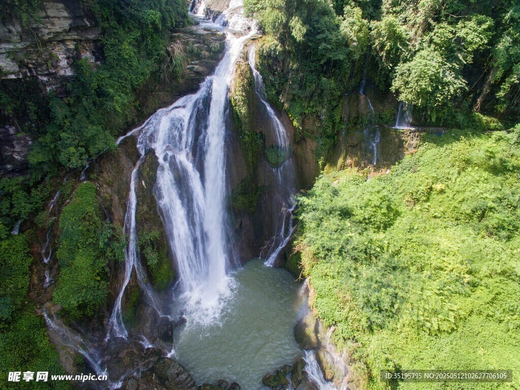 山间飞瀑 绿意环绕的美景