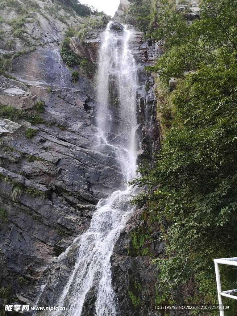 山间瀑布景观