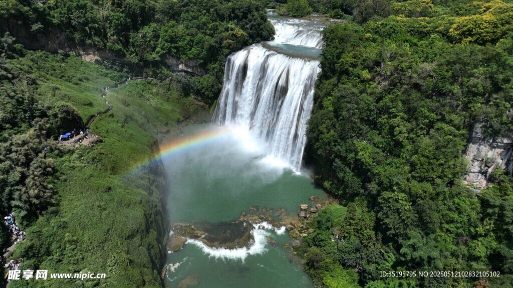 壮观雨林瀑布俯瞰美景