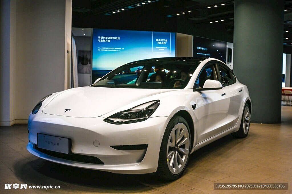 展厅中的白色特斯拉汽车