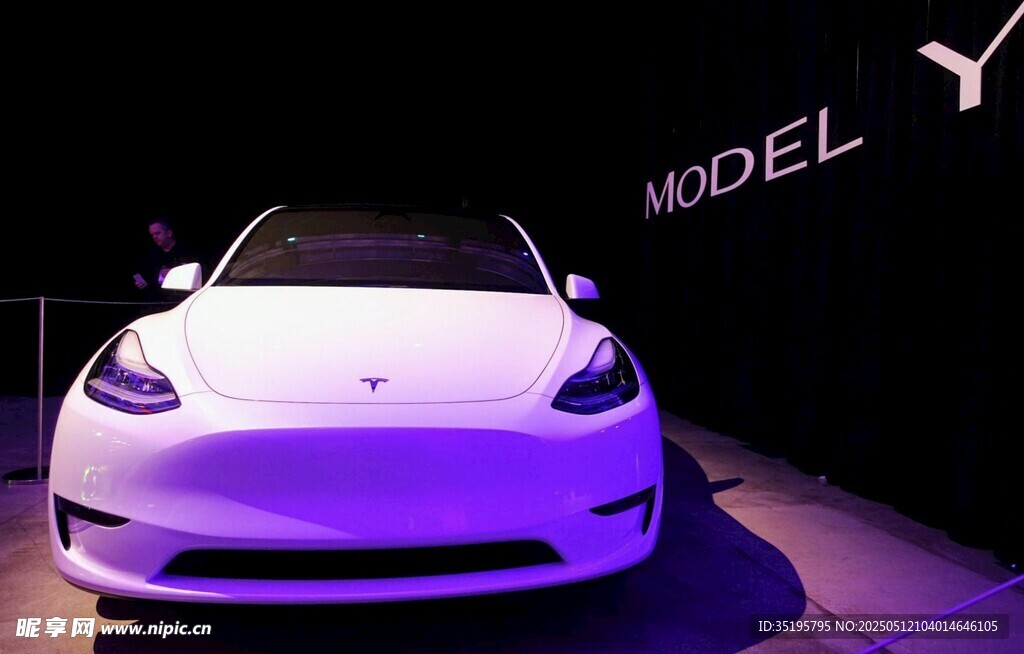 紫色特斯拉Model 3展示