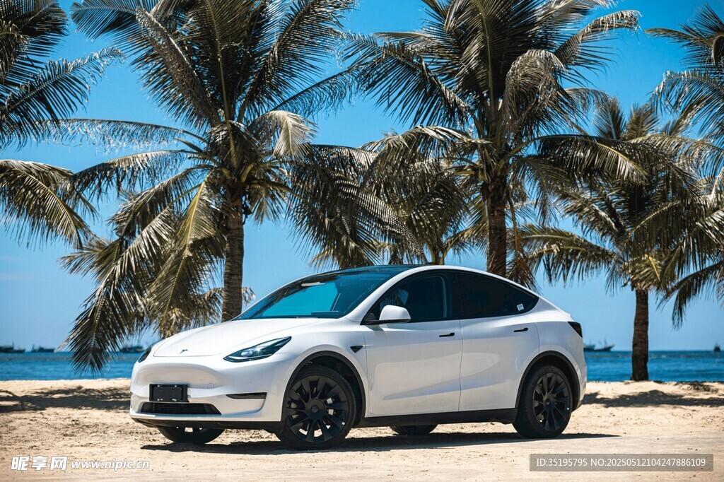 沙滩上的白色时尚电动汽车