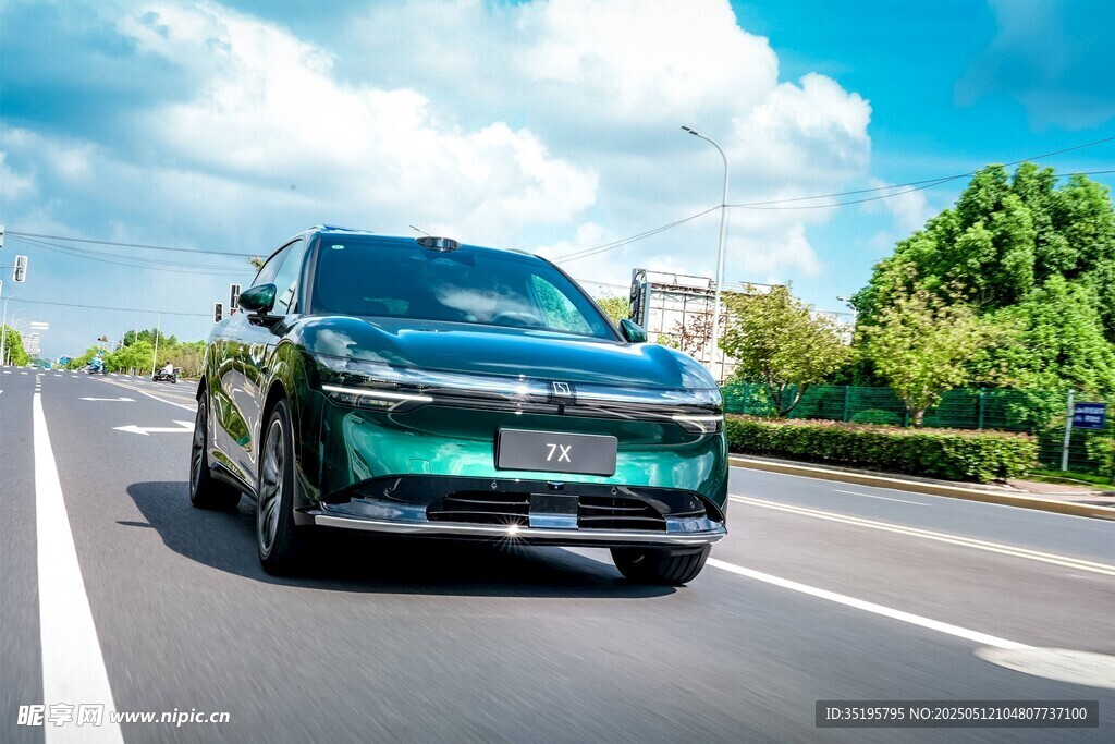 公路上行驶的时尚新能源汽车
