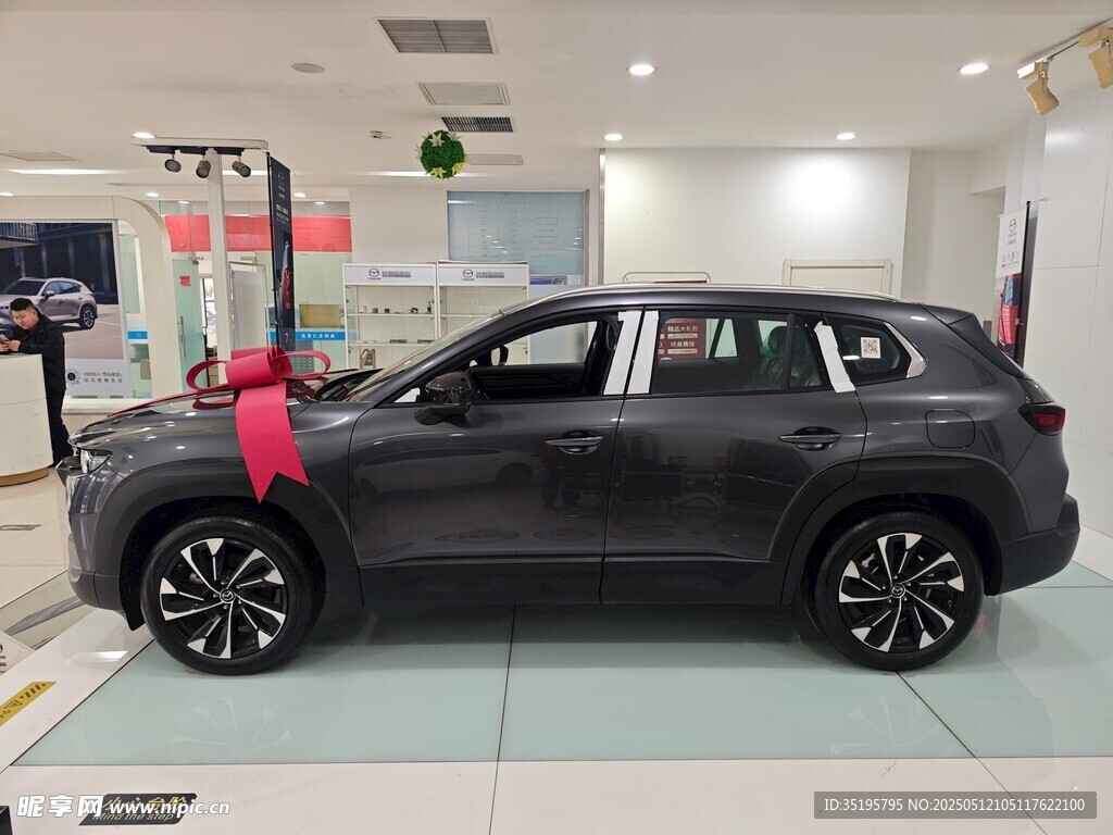 展厅中的黑色SUV汽车