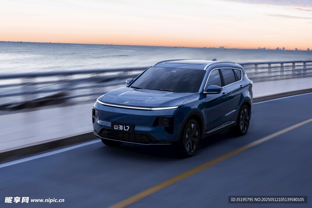公路上行驶的时尚电动汽车