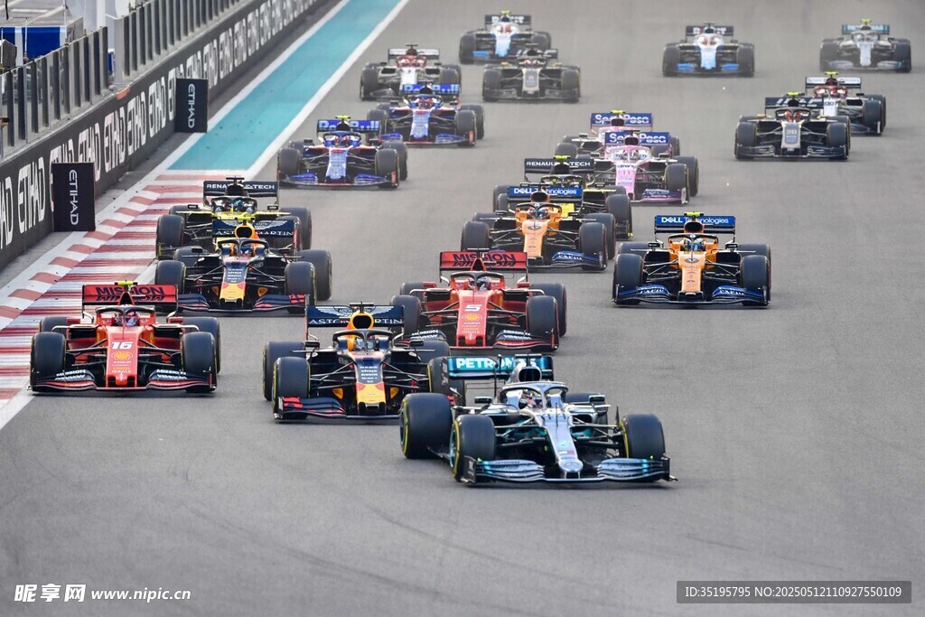 F1赛车激烈角逐瞬间
