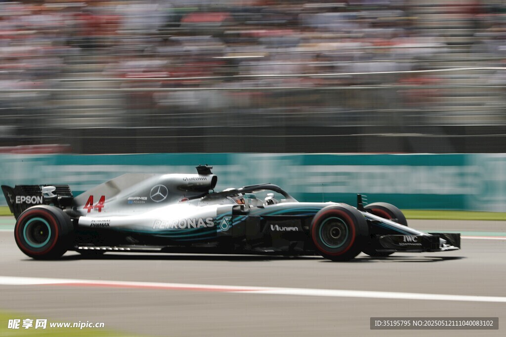 高速飞驰的F1赛车