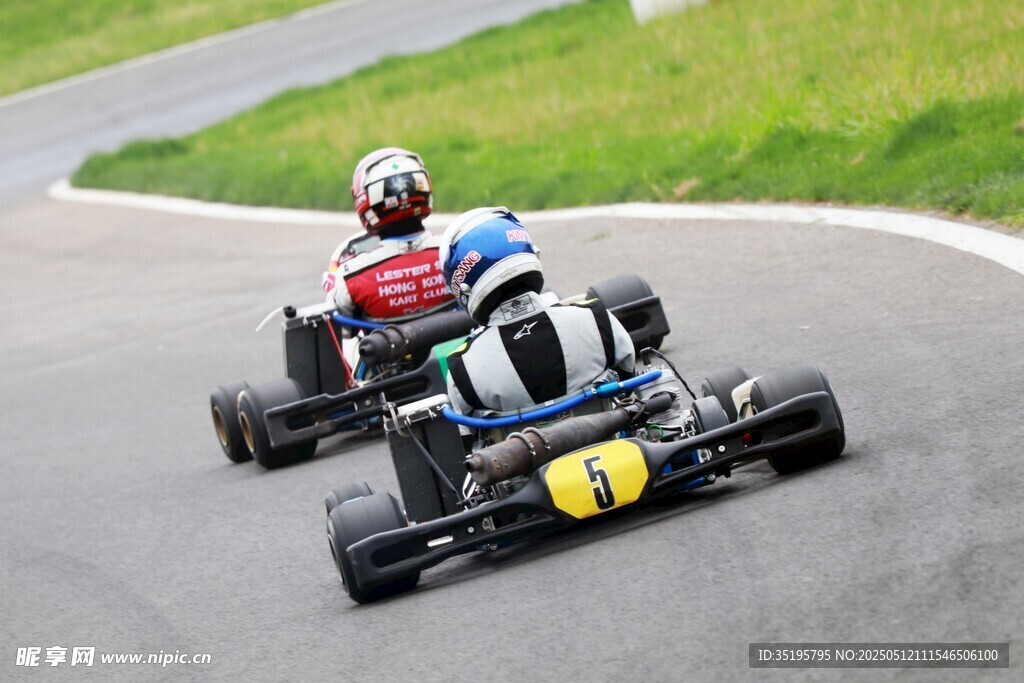 卡丁车赛场竞速瞬间