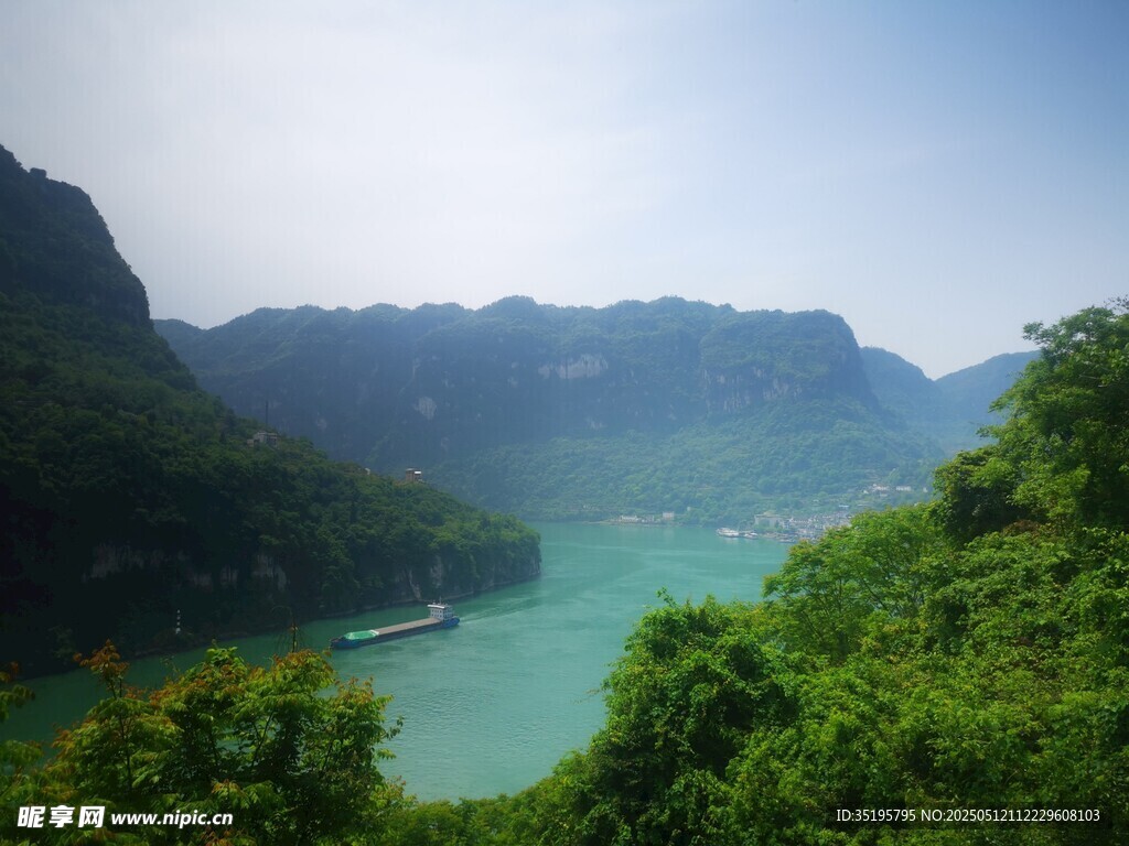 青山绿水间的秀丽湖景