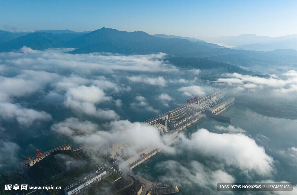 云端俯瞰跨海大桥美景