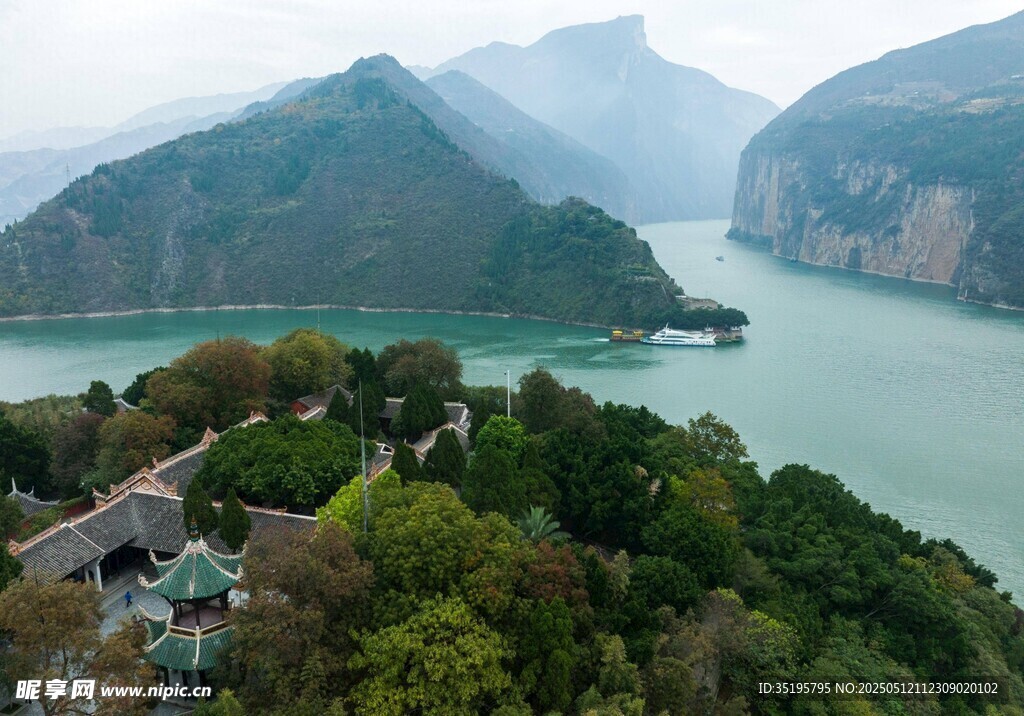 壮丽山水间的迷人景致