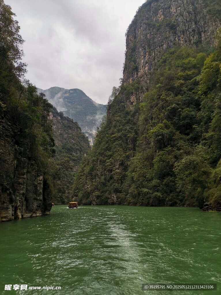 碧绿江水穿行于巍峨峡谷