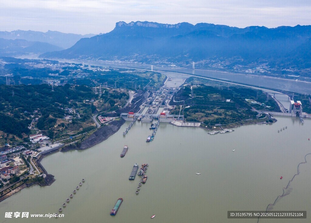 俯瞰江河与沿岸城镇风光
