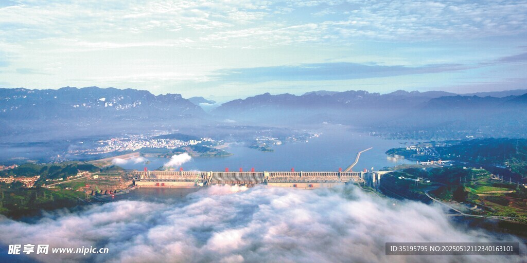 云海之上的壮丽山水景观