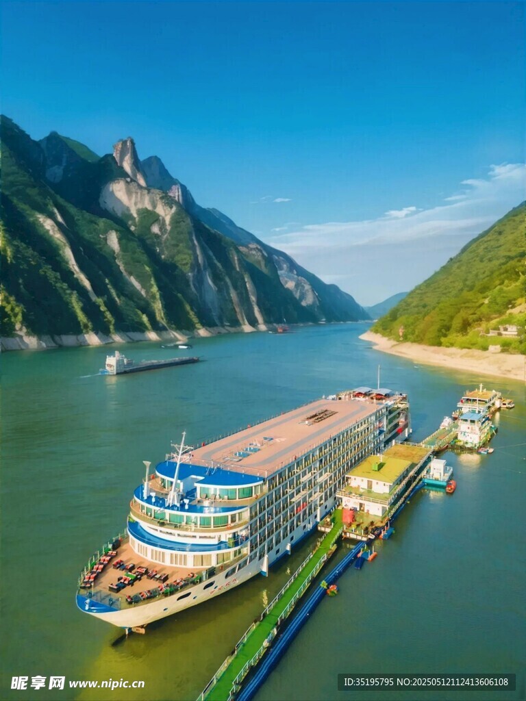 长江上的大型货运船只