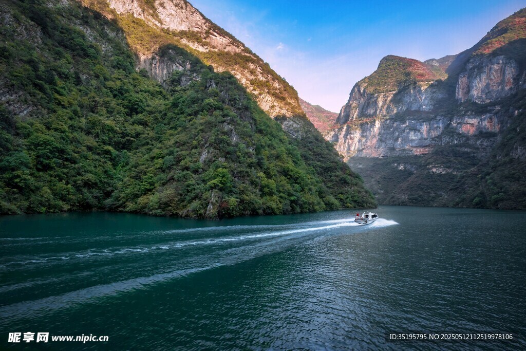 青山绿水间的游船美景