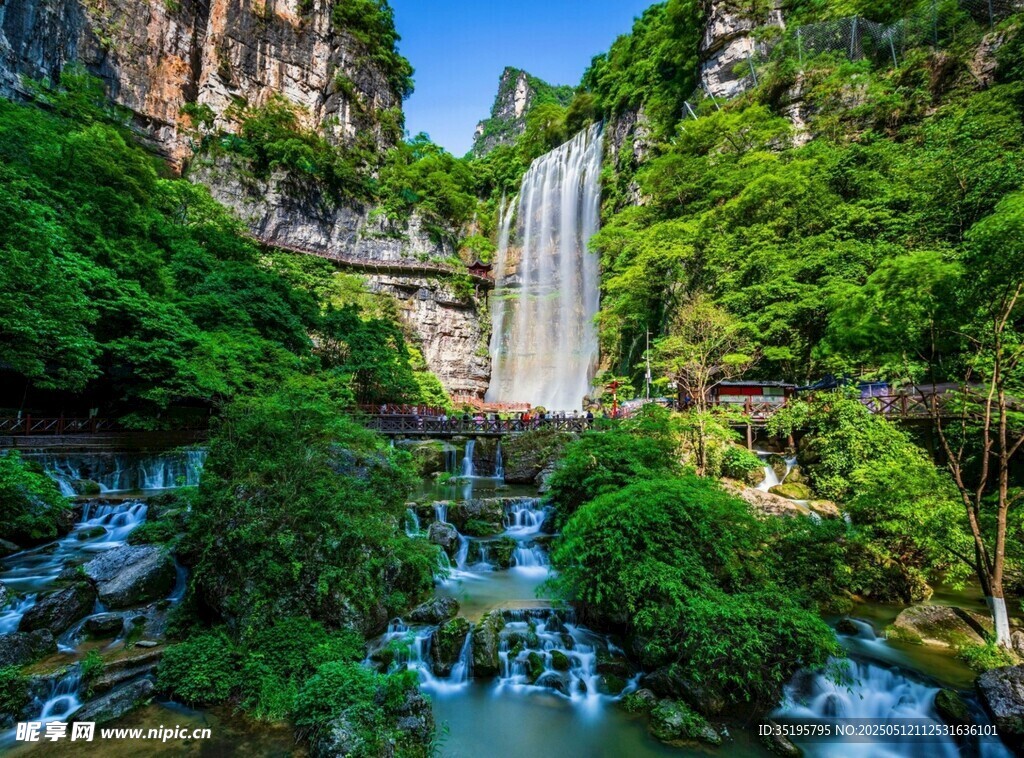 山间飞瀑美景
