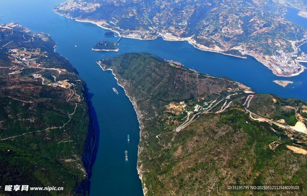 壮丽峡谷间的蓝色河流