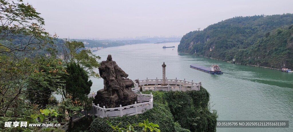江边楼阁俯瞰壮阔江景