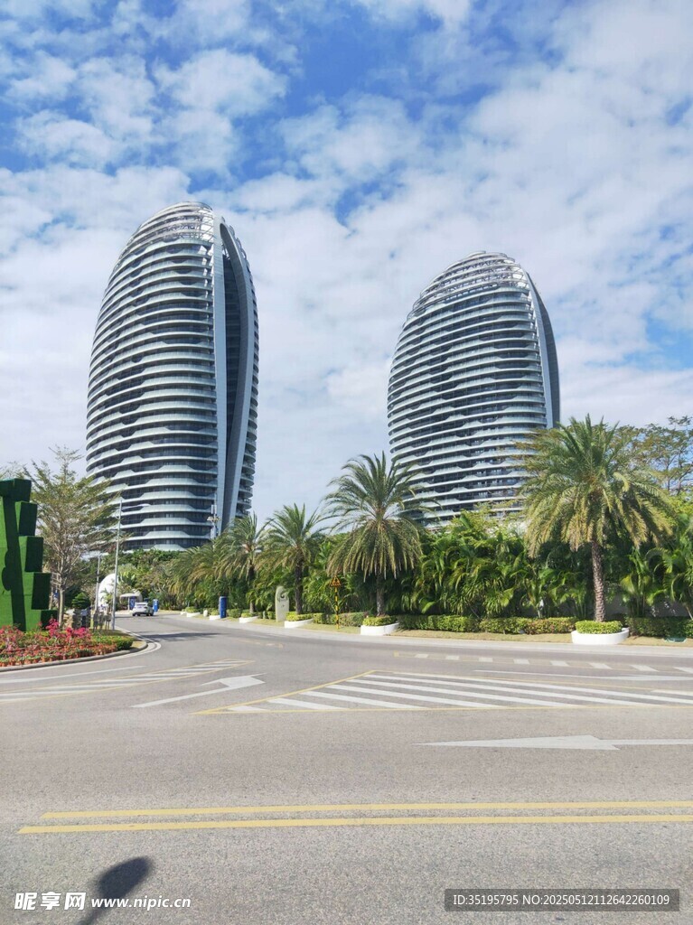 城市中独特造型的双子高楼