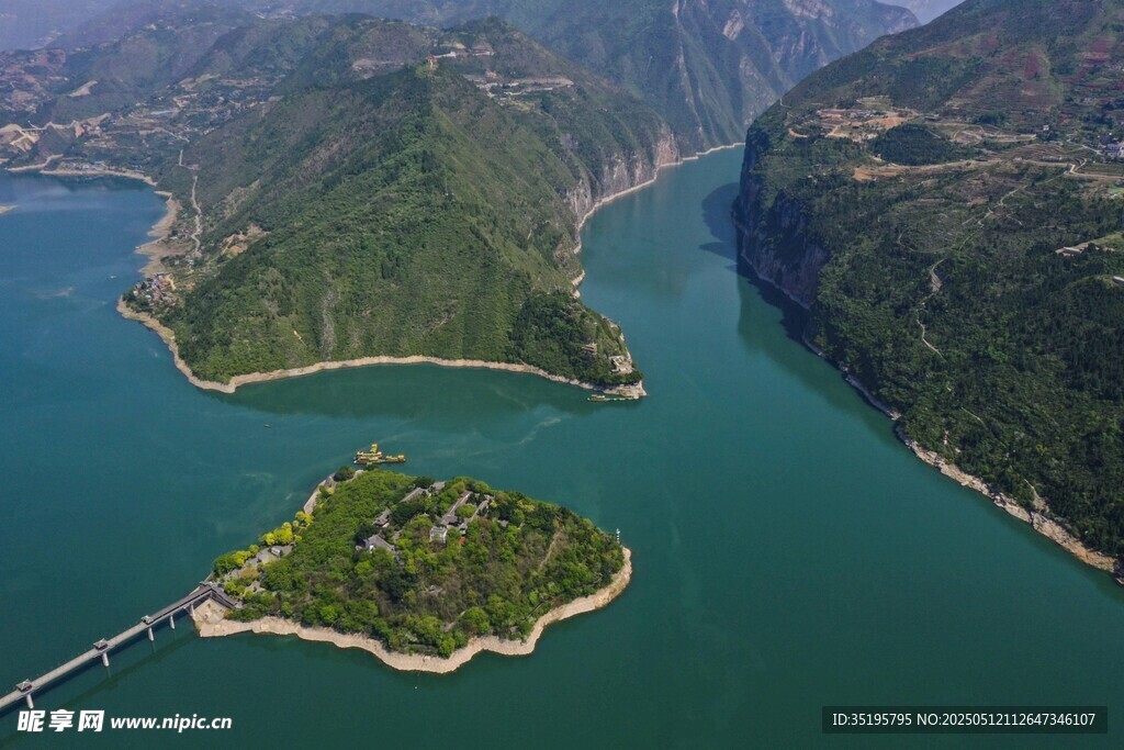 壮丽山水间的岛屿风光