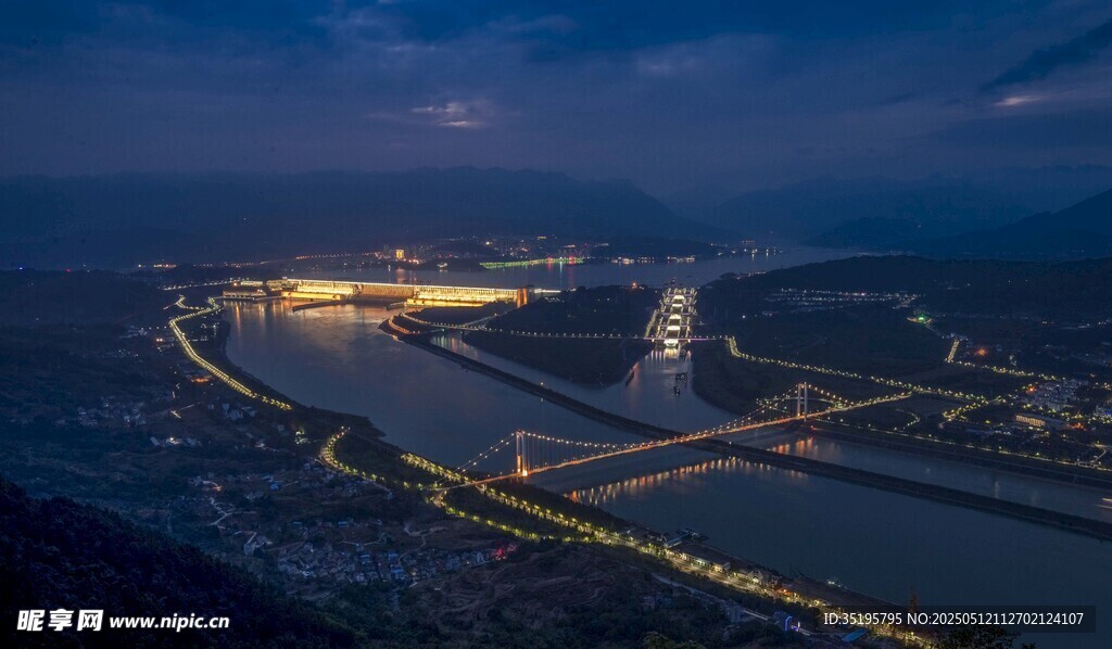 夜幕下的城市河流景观