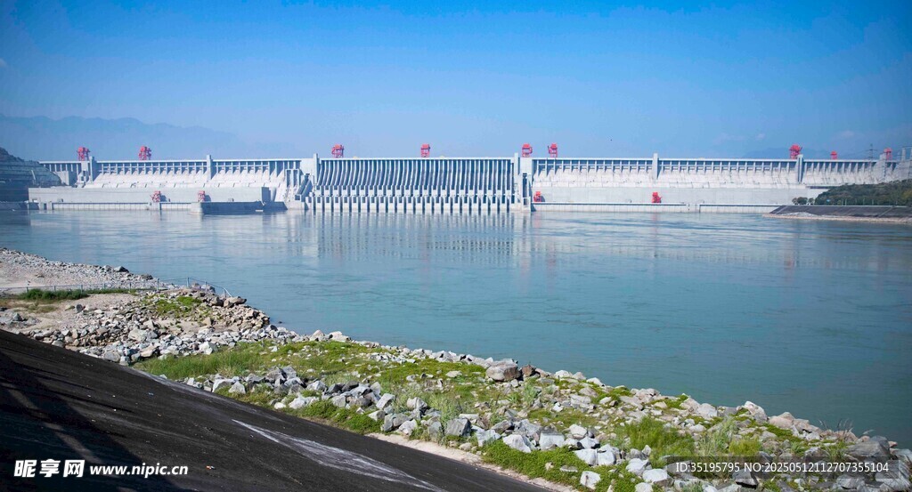 壮观的水坝建筑景观