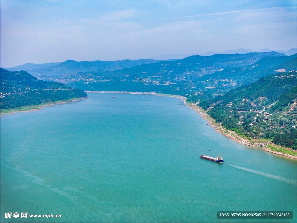 碧波江景中孤舟悠然前行