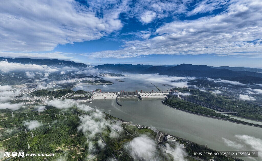 空中俯瞰壮丽山水景观