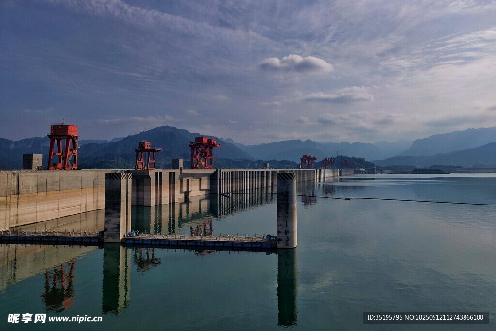 壮观水坝与平静湖面景色
