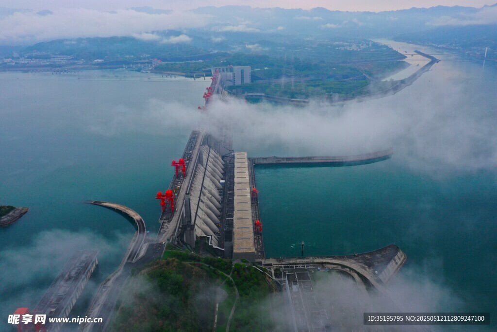 跨海大桥云雾中壮美景观
