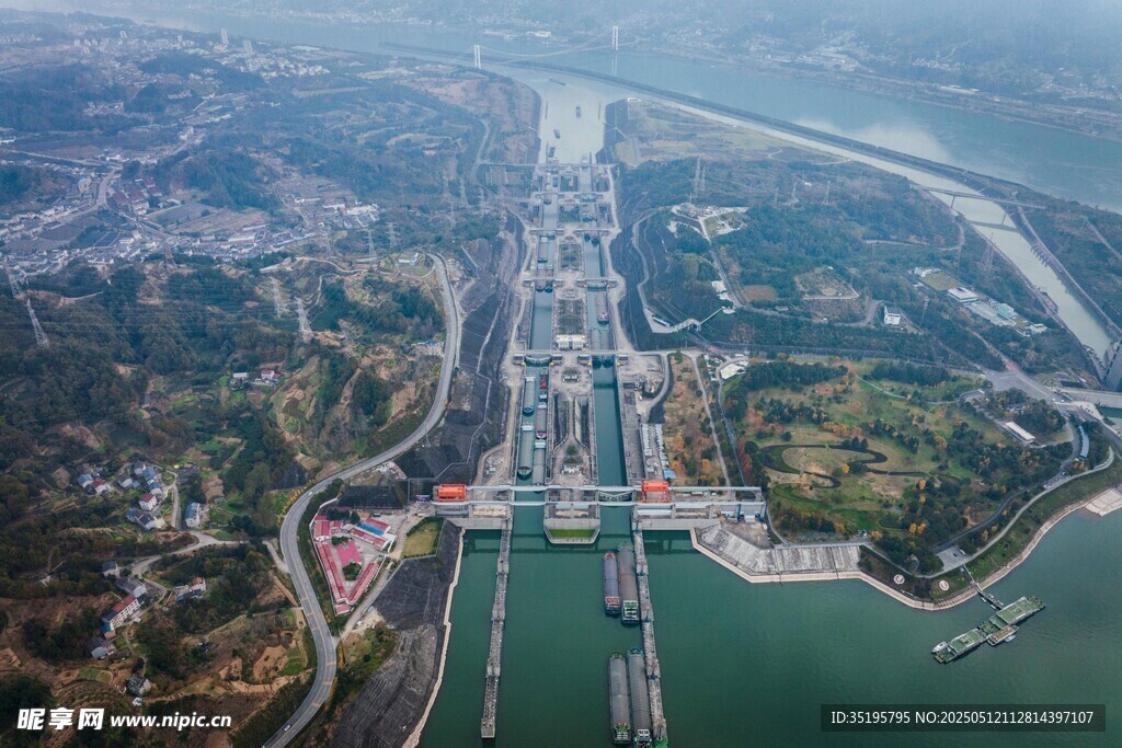 俯瞰壮观桥梁及周边景致