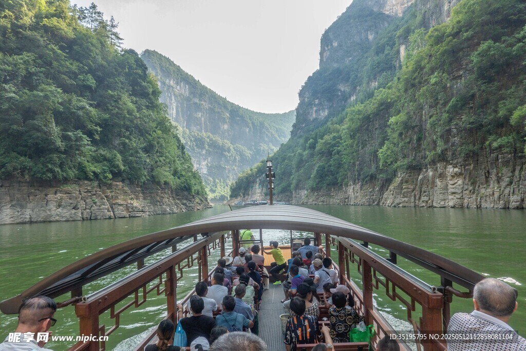 游江赏两岸青山美景