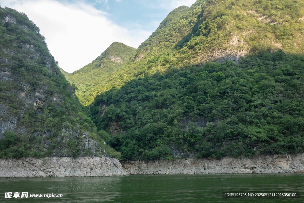 青山绿水间的秀丽江景
