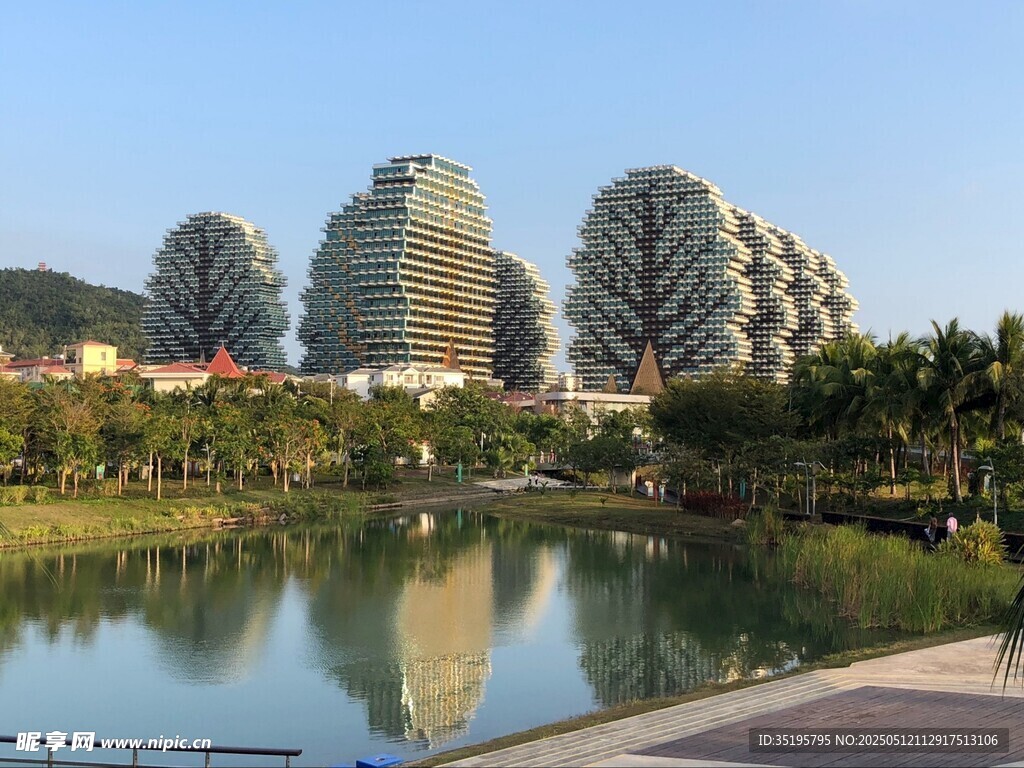 湖畔独特建筑景观
