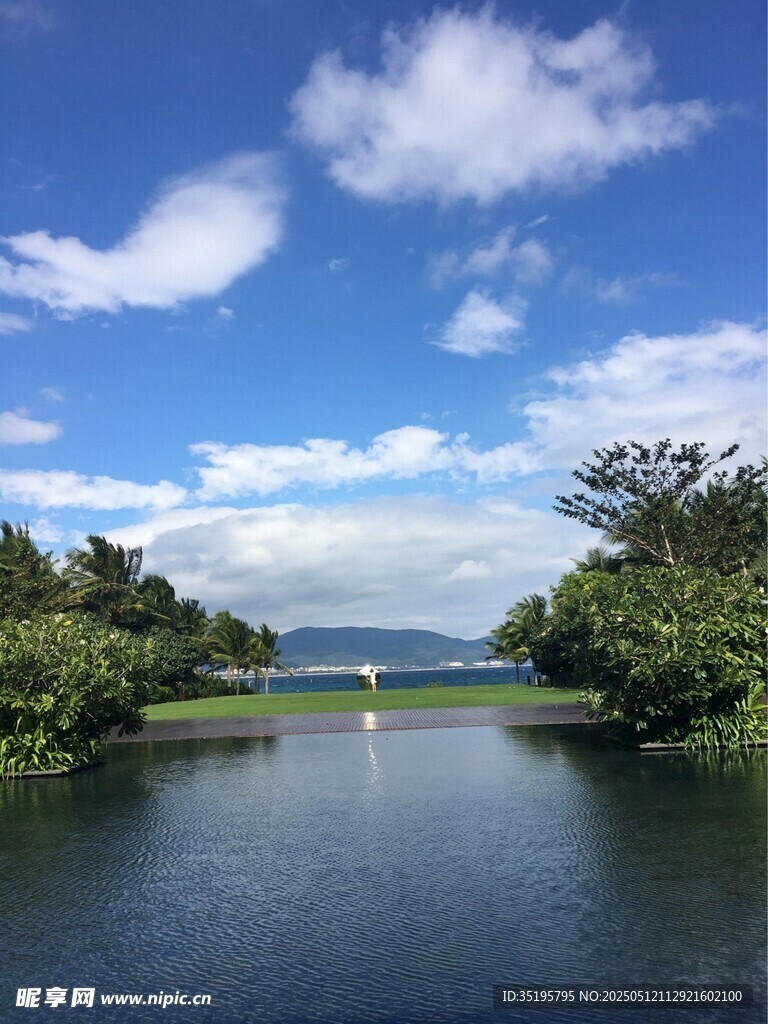 河畔蓝天绿树风景如画