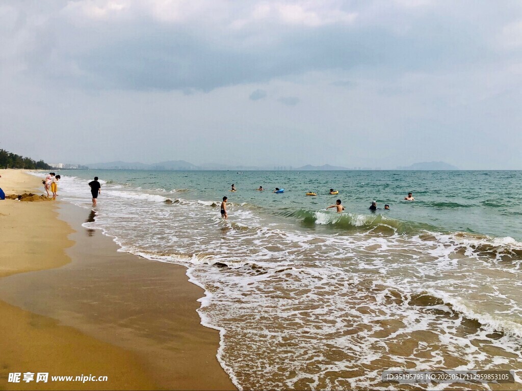 海边漫步 享受惬意时光
