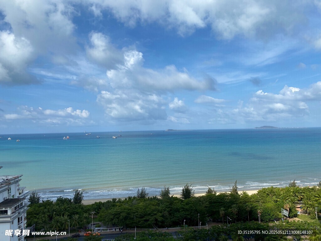 海滨美景远眺蔚蓝海岸线