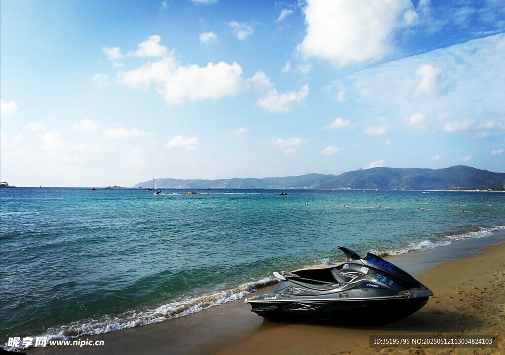 海边沙滩上的摩托艇