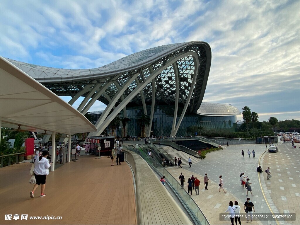 现代建筑下的广场热闹景象