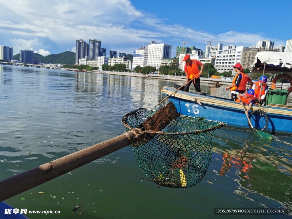 水上环卫工人清理河道垃圾