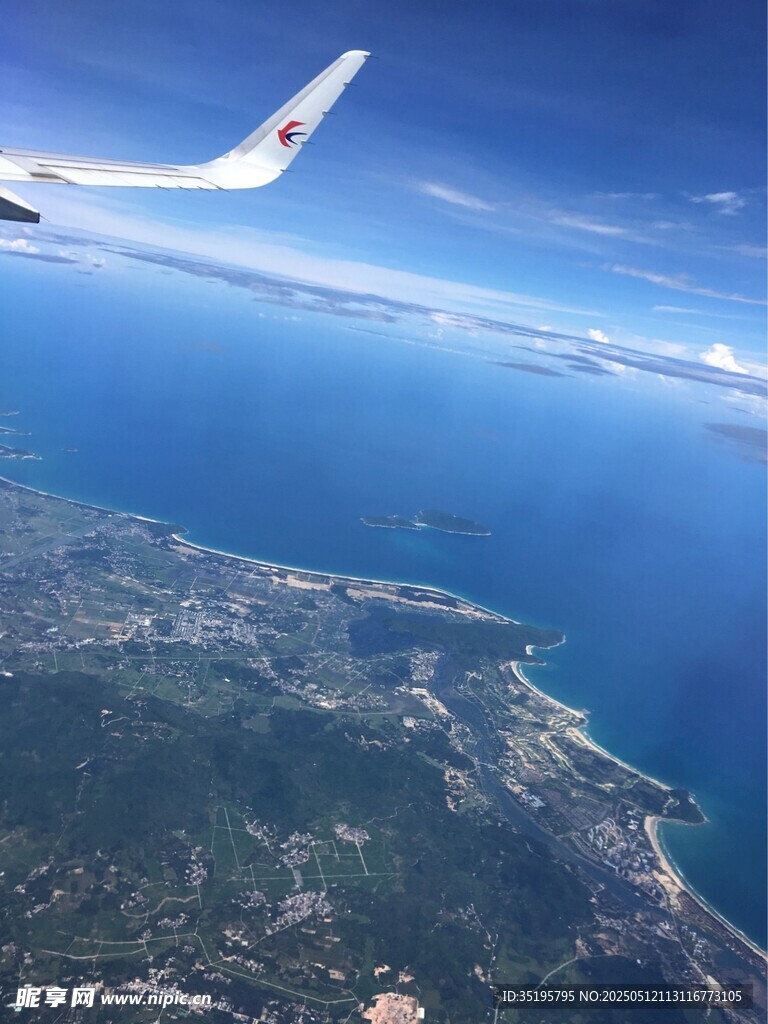 高空俯瞰大地与蔚蓝海洋