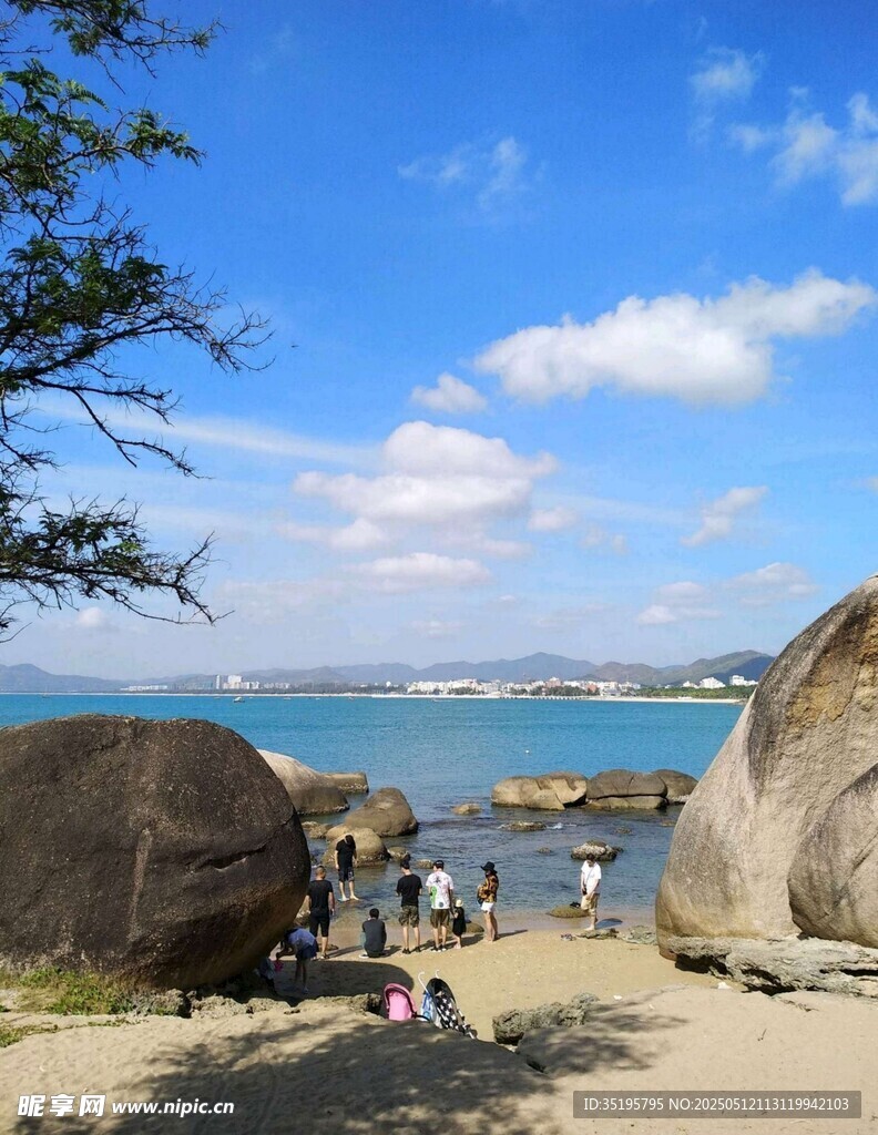 海边巨石旁的休闲场景